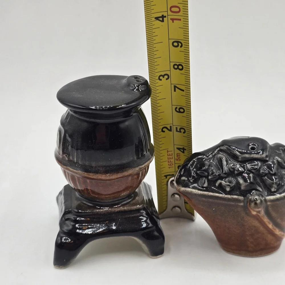 Vintage Ceramic Pot Belly Stove Coal Bucket Salt & Pepper Shakers Cottagecore